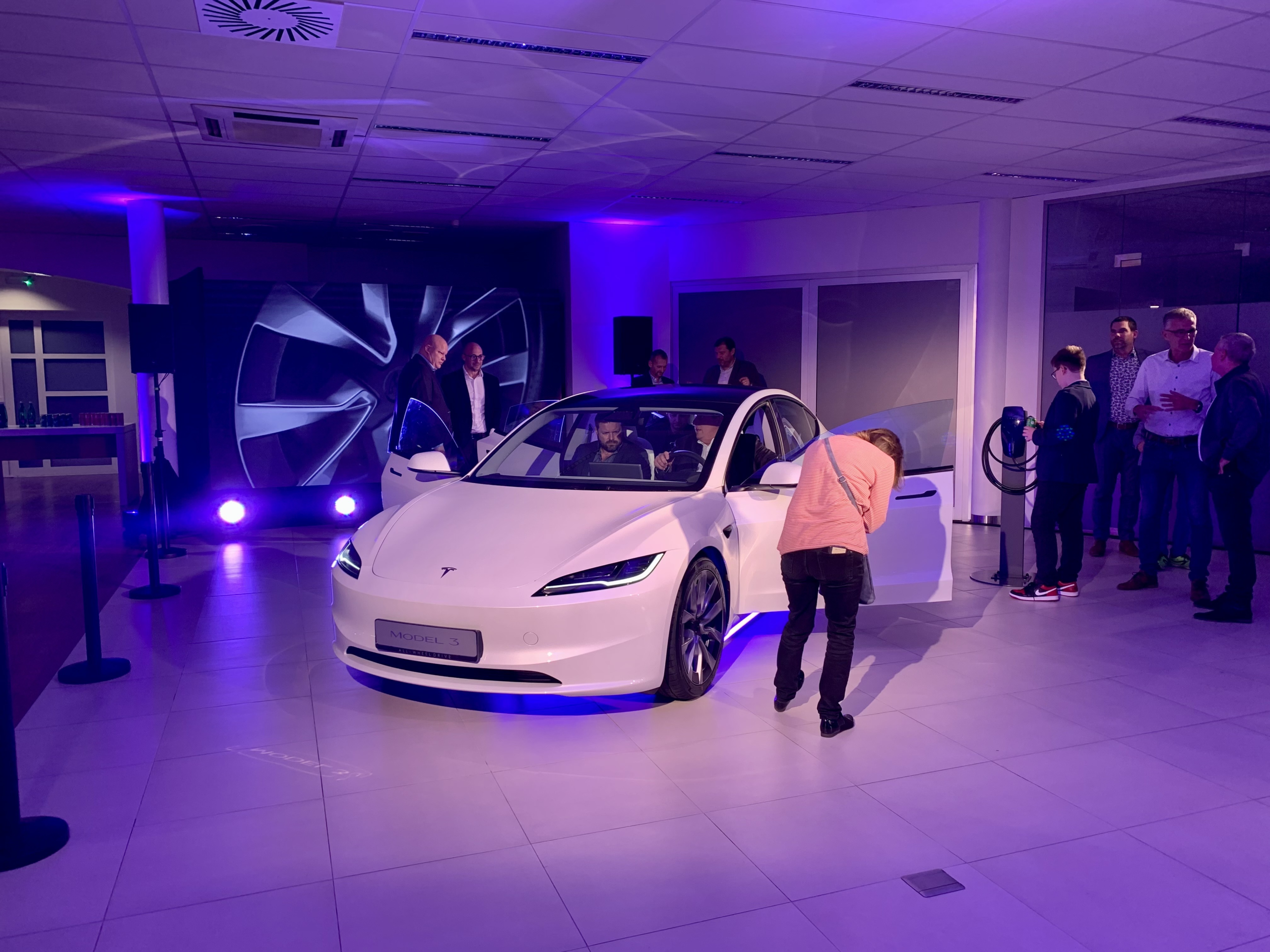 Podpora e-mobility v Česku: Predstavenie Tesla Model 3 v Pruhoniciach