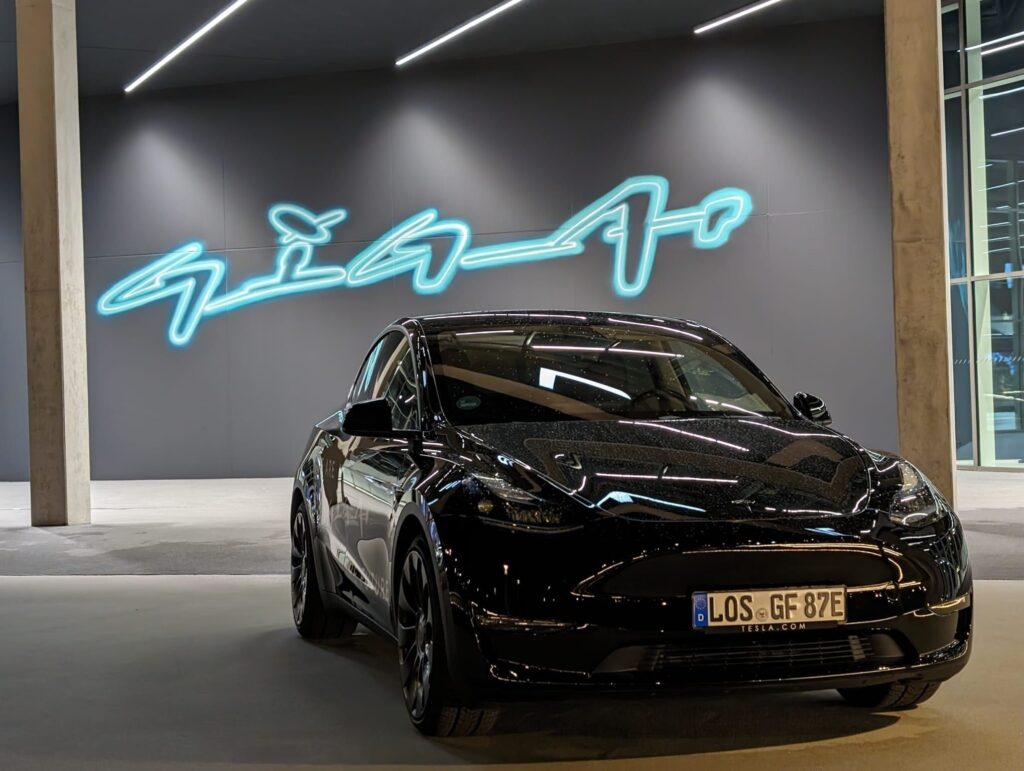Cybertruck v Európe - Giga Berlin lobby I Foto: Tesla Owners Slovakia